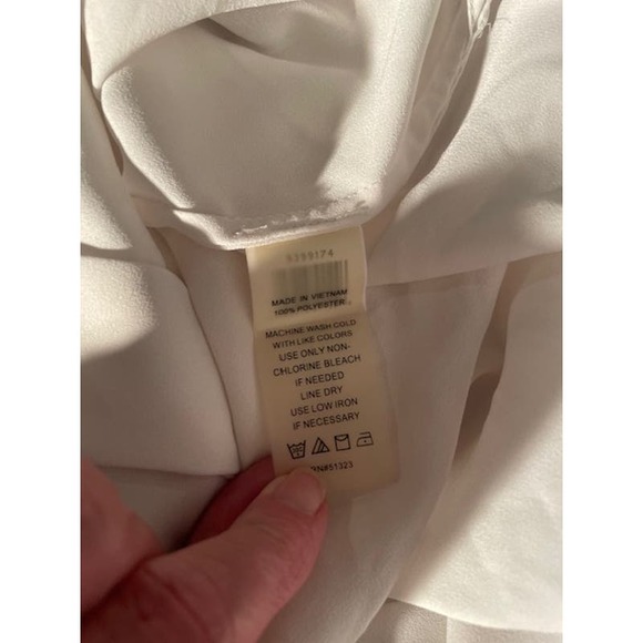 Vince Camuto Size XSmall Sleeveless Blouse‎ V-Neck White - Picture 4 of 4